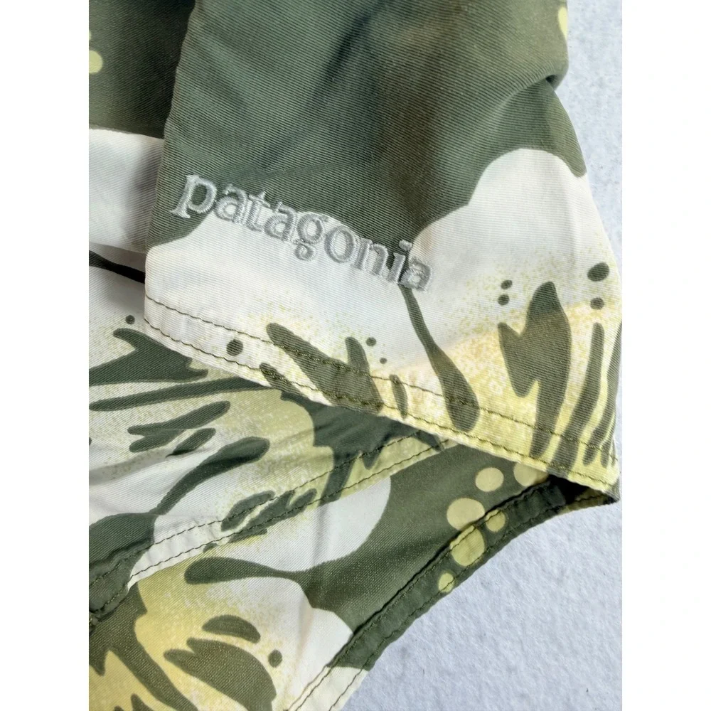 Patagonia Mens 36 Board Shorts Olive Green White Hibiscus Floral Swim Trunks